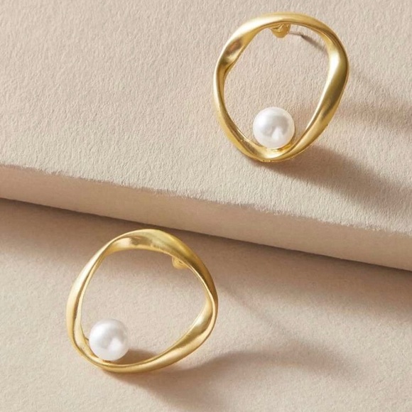 LAST PAIR! Gold Hoop minimalist Pearl studs huggies - Picture 9 of 9
